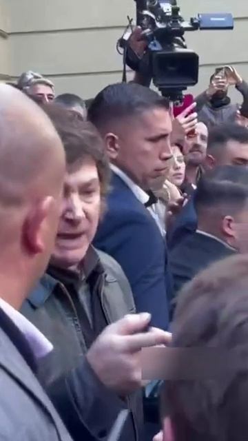 Президент Аргентины Хавьер Милей журналисту: "Вы ударили меня нарочно. Этот микрофон ударил меня."