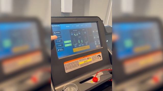 Защитник «Факела» Макс Дзиов  на антигравитационной дорожке AlterG