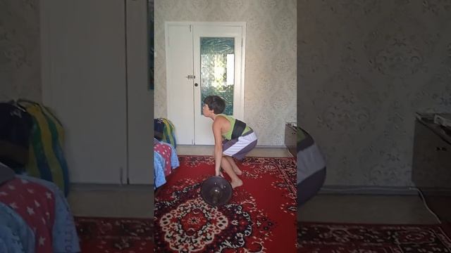 Толчок штанги с низким приемом на грудь.