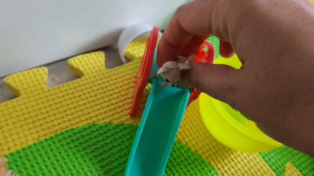 играем в игрушечных собачек для малышей