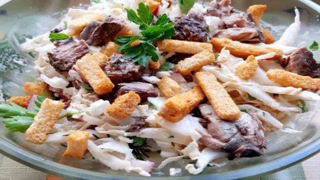 Салат из пекинской капусты с тунцом и редисом