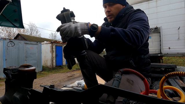 Замена крана уровня пола, задней подушки кабины, и кра?