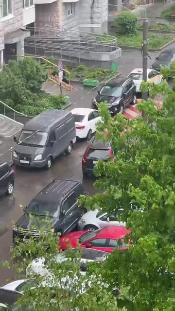 Таранил автомобили утром в Солнцево.
ДТП произошли в районе 7 часов, 19 мая.