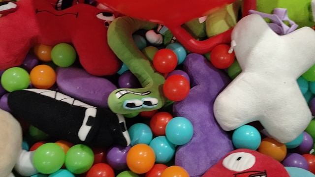 играем в мягкие игрушки в детском сухом бассейне