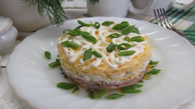 Салат из консервированного лосося с яйцом и сыром