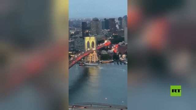 مشاهد جديدة توثق لحظة اصطدام سفينة مكسيكية بجسر بروكلين في نيويورك