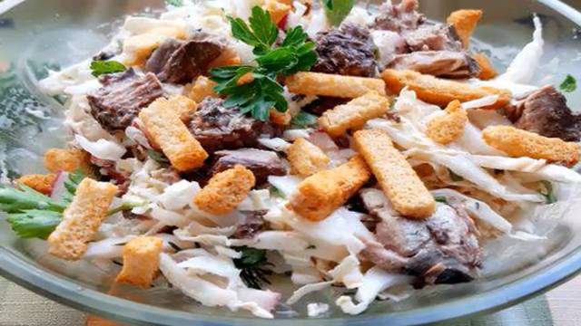 Салат из пекинской капусты с тунцом и редисом