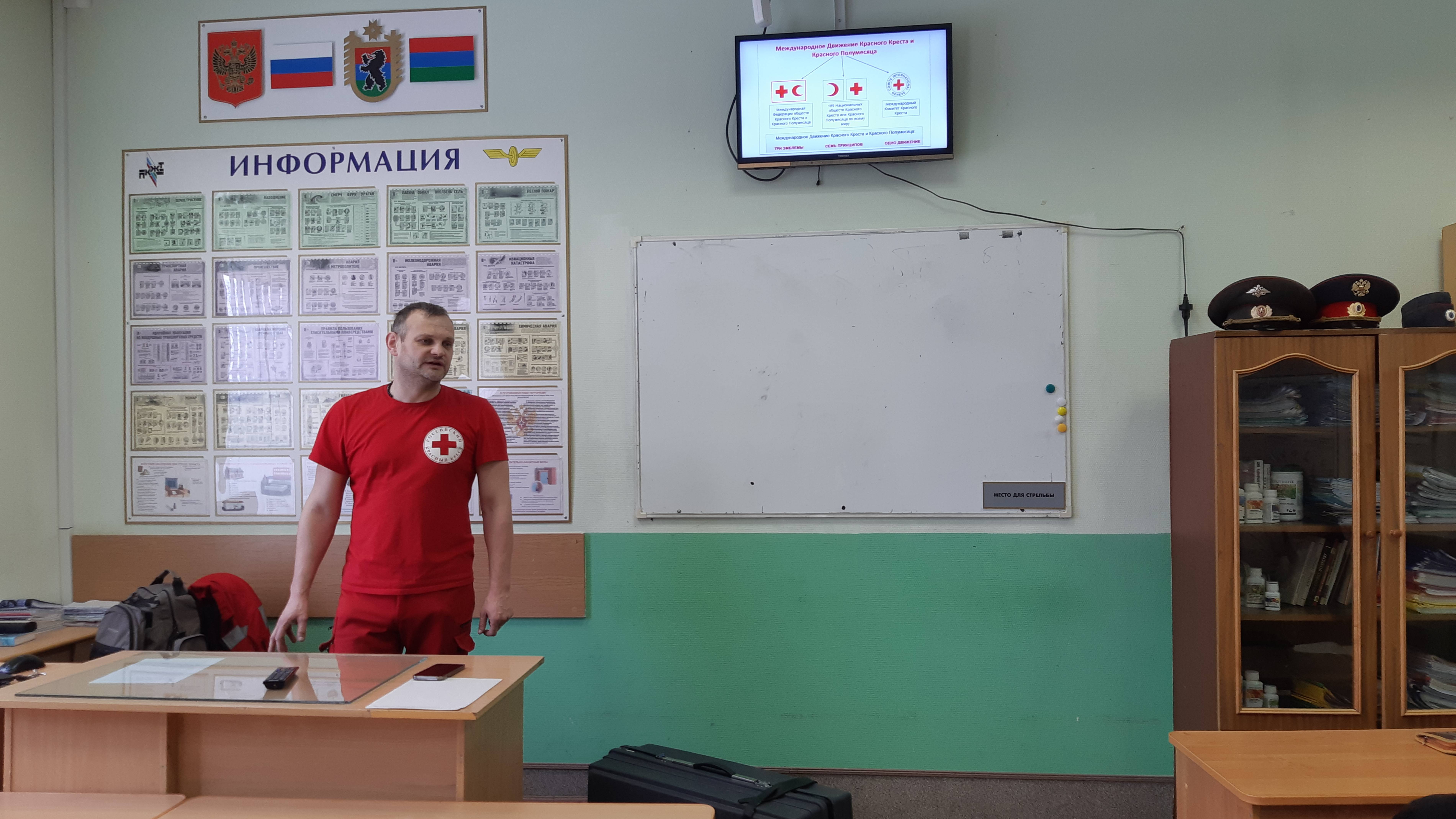 Как оказать первую помощь, если человек подавился.