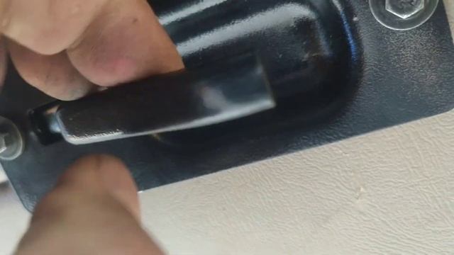 установка внутренней ручки двери багажника GMT Tahoe 800