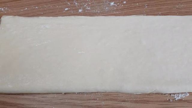 Слойки с черной смородиной