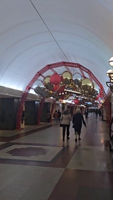 Метро Трубная украшена шарами и вагонами поезда.