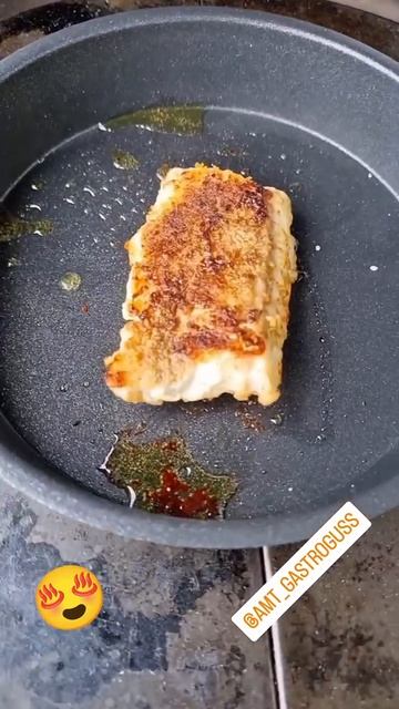 Жаренная рыба на сковороде AMT Gastroguss от производителя