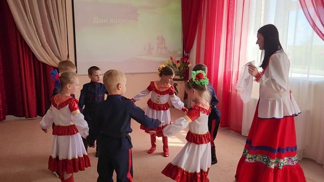Дон волною серебрится...