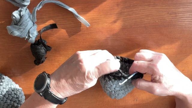 Связала тапочки-следки из старых вещей крючком. Подро?