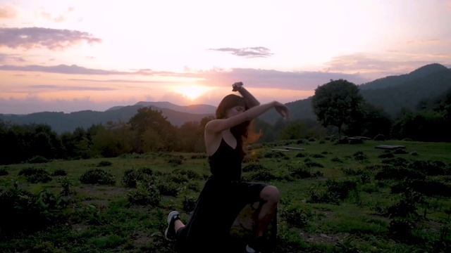 Танцы на природе
#танцы #обучение #обучениетанцам #урокитанцев