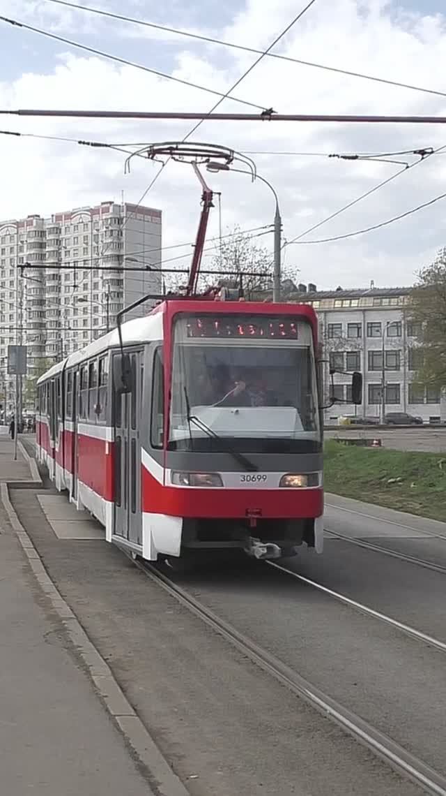 Трамвайный вагон № 30699, модели Tatra KT3R у остановки "Платформа Тульская".
