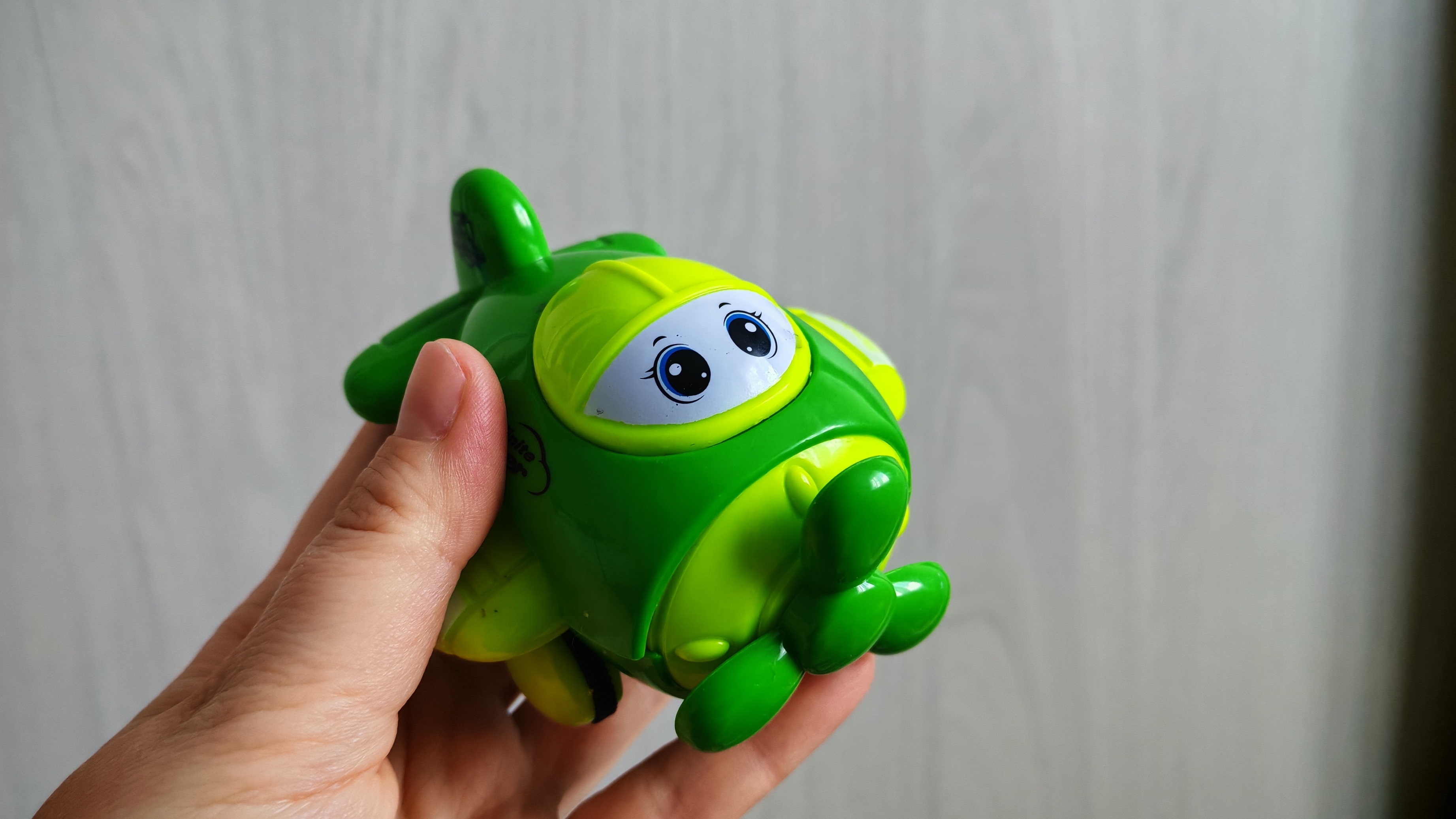 играем в детский самолетик