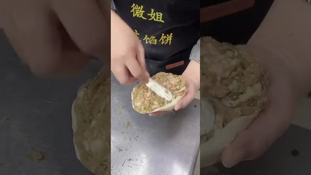 Китайский повар показал какой-то нереальный уровень лепки пельменей.
Когда сел на диету и решил съе