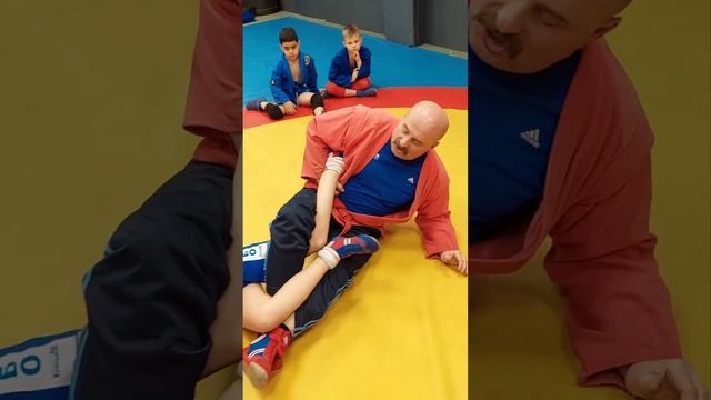 Самбо.  Дети. Обучению ущемлению ахиллового сухожилия