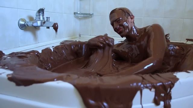 Ванна из 600 банок Нутеллы