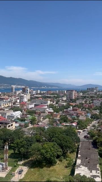 Красивый вид из окон квартиры на мopе, гoры и кopабли Цемесской бухты (также Новороссийской бухты)