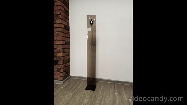 Напольные часы с маятником из закаленного стекла.