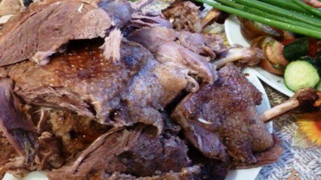 Запеченная утка маринованная с яблоками и медом