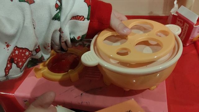 готовим на детской кухне из игрушечных продуктов