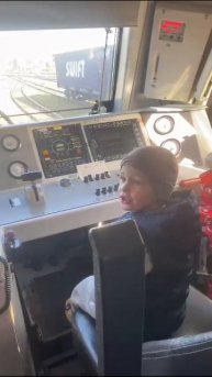 Стёпа в кабине настоящего поезда👍