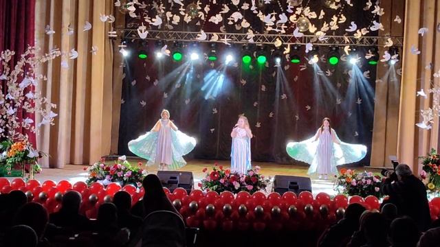 первый выход с этим номером ...новая песня,новые костюм
