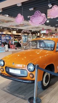 Старинный автомобиль в аэропорту Варшавы