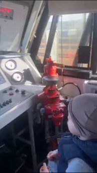 Стёпа в кабине настоящего поезда!