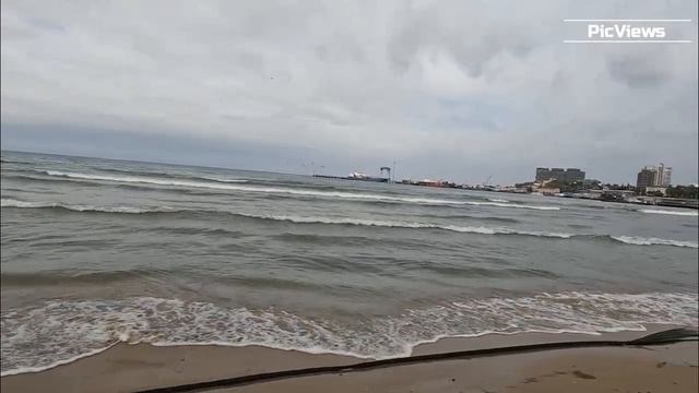 Анапа Центральный пляж сегодня 19 мая 2025. Море и погода в Анапе сейчас. Мазут на пляже