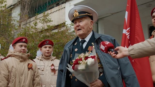 Парад у домов ветеранов Юрия Горбачёва, Рэма Балакирева и Екатерины Ковалёвой
