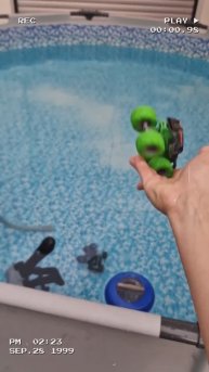 Три маленьких грузовика-монстра плавают в бассейне