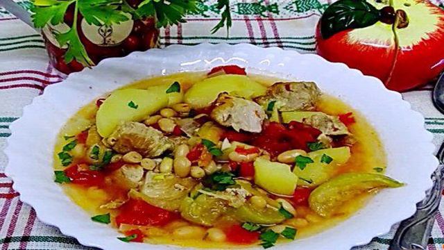Свинина томлённая с овощами и фасолью