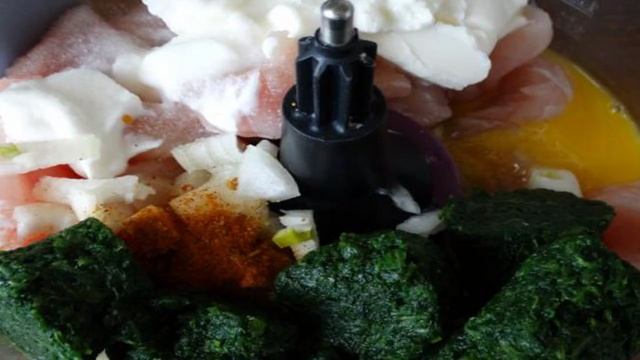 Куриные биточки со шпинатом