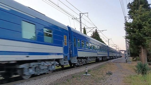 "Трехголосый свисток" ВЛ10-1689 с туристическим поездом «