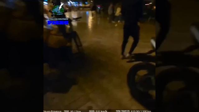 Во Франции стримершу чуть не обчистили во время прямого эфира