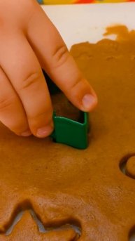 Влад и Никита Крис учится готовить рождественское печенье