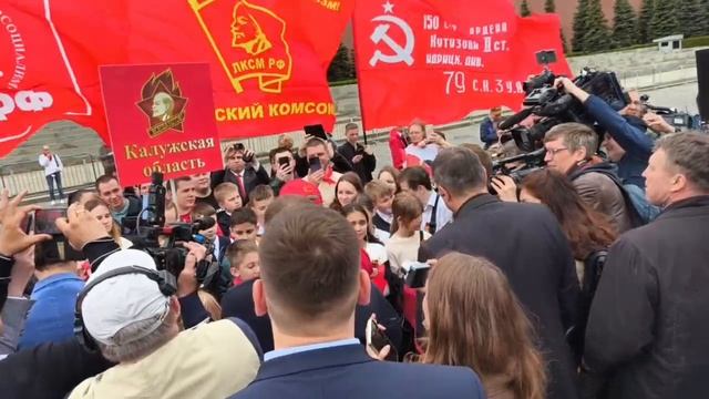 Накануне Дня Пионерии на Красной площади по традиции принимали в пионеры. Мероприятие прошло ряд...
