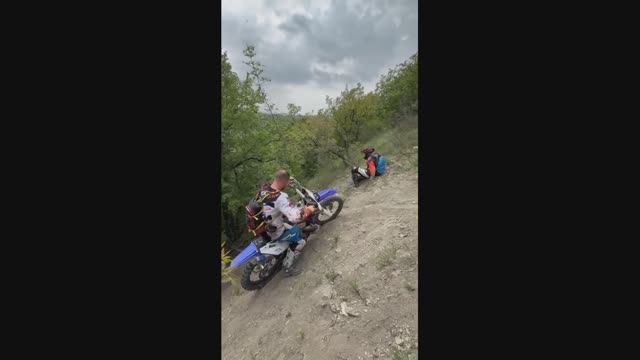 Эндуро Enduro покатушки на трассе где проходил гонка в категории Бронза двухтактник рулит