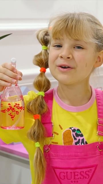 Рома и Диана Рома и Диана ухаживают за растениями