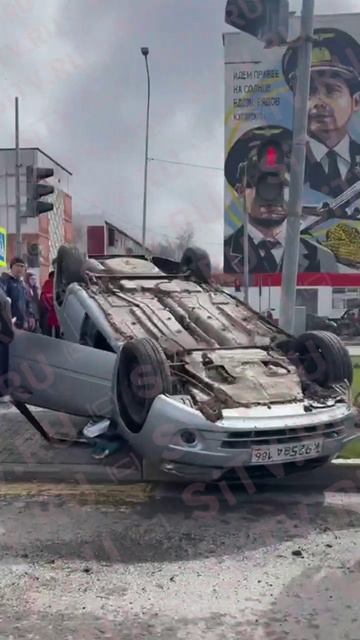 В Сургуте на проспекте Мира перевернулся автомобиль.