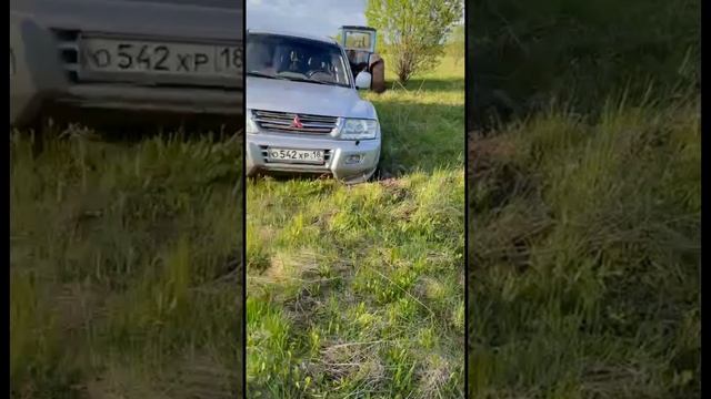 Застряли сами и засадили трактор