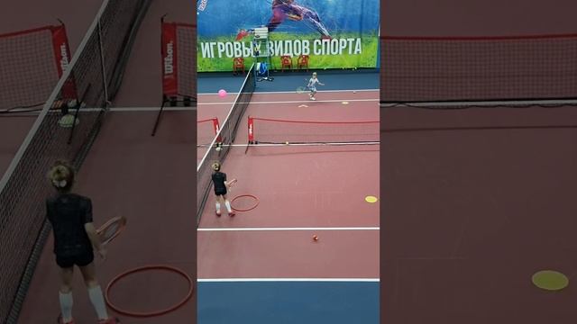 ПЕРВЫЕ ТРЕНИРОВКИ. ЛЮБА ИГРАЕТ В ТЕННИС #спорт #теннис