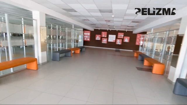 Гардеробная в школе.