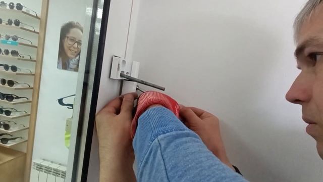 Не меняйте петли на алюминиевой двери пока не посмотр?