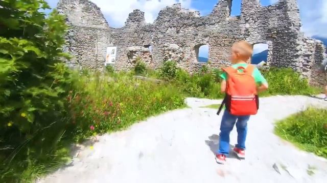 Влад и Никита Ищем замок в горах и огромный подвесной мост