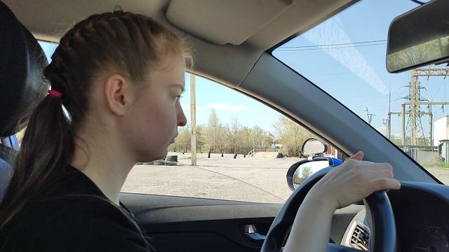 Обучение вождению на площадке автошколы. Учимся управлять рулем
